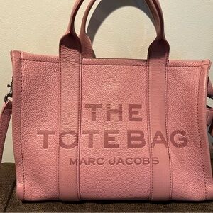Marc jacobs toteLarge leather. Good condition. Needs a good cleaning. Paid 550!